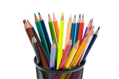 farklı renklerde birçok kalemler