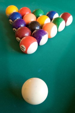 Bilardo-tablo on beş topları ile