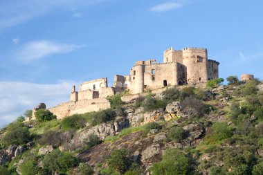 bir tepe üzerinde kale ile güzel manzara