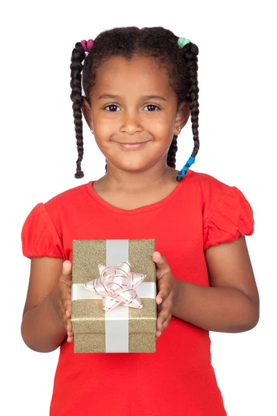 Afrikanisches kleines Mädchen mit einem goldenen Geschenk — Stockfoto