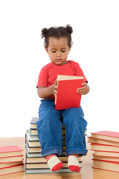 Bébé lecture assis sur un tas de livres — Photo