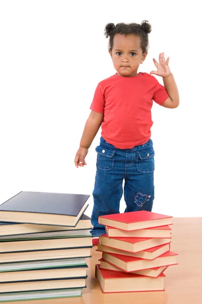 Очаровательный африканский ребенок с большим количеством книг — стоковое фото