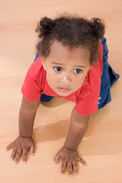 Rozkošný africké baby procházení — Stock fotografie