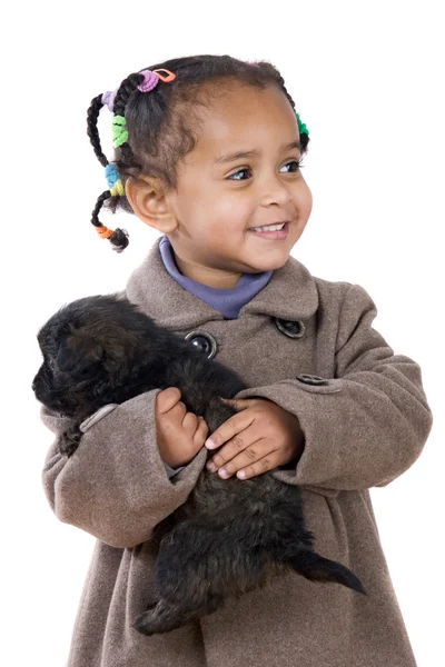 Africano bebê segurando um cachorro em seus braços — Fotografia de Stock