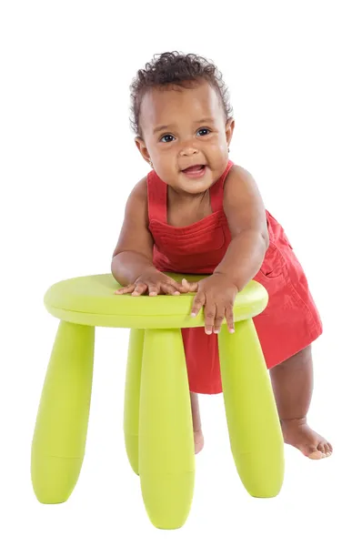 Kleinkind spielt mit einem Stuhl — Stockfoto
