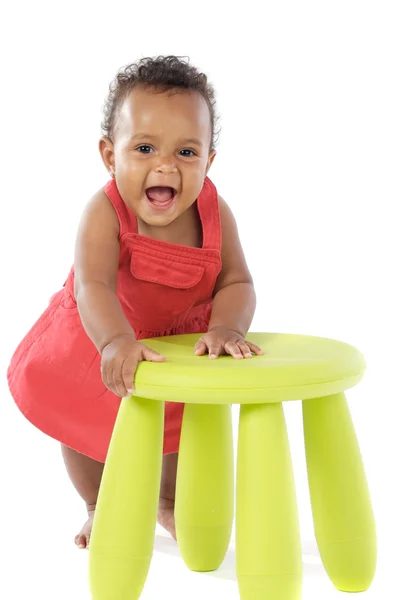 Enfant jouant avec une chaise — Photo