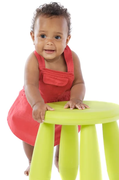 Bir sandalye ile oynarken toddler — Stok fotoğraf