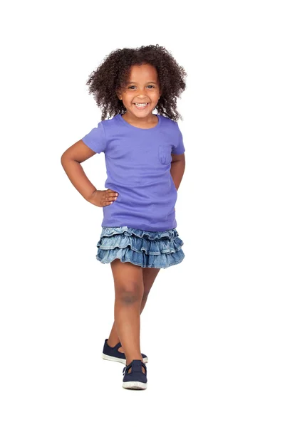 Очаровательная африканская маленькая девочка в джинсовой мини-юбке — стоковое фото