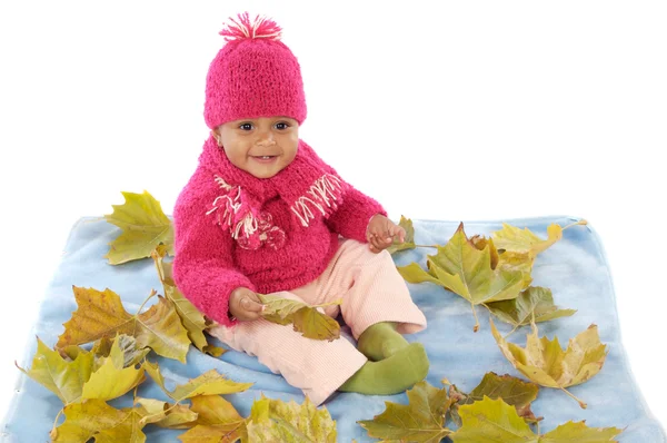 Bébé jouer avec les feuilles — Photo