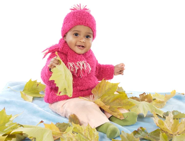 Bebé jugando con hojas —  Fotos de Stock