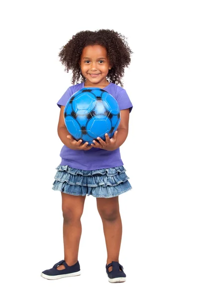 Очаровательная африканская девочка с футбольным мячом — стоковое фото