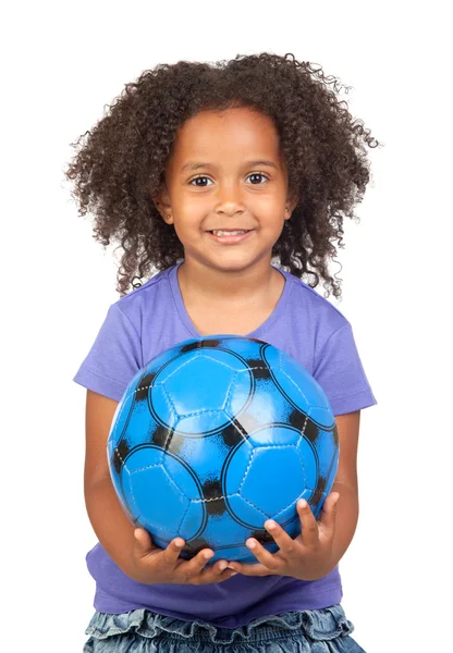 Imádnivaló afrikai kislány focilabdával — Stock Fotó