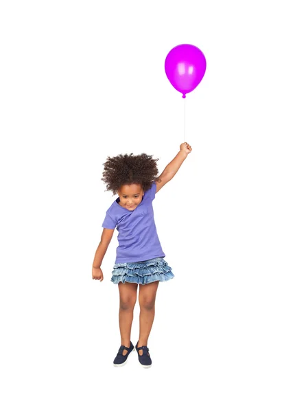 Чарівна африканська дівчинка літає з фіолетовою кулею — стокове фото
