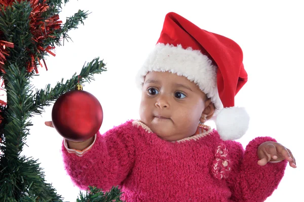 宝贝女儿玩的圣诞树 — 图库照片