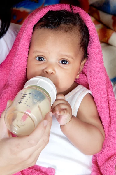 Bebé bebiendo una botella —  Fotos de Stock