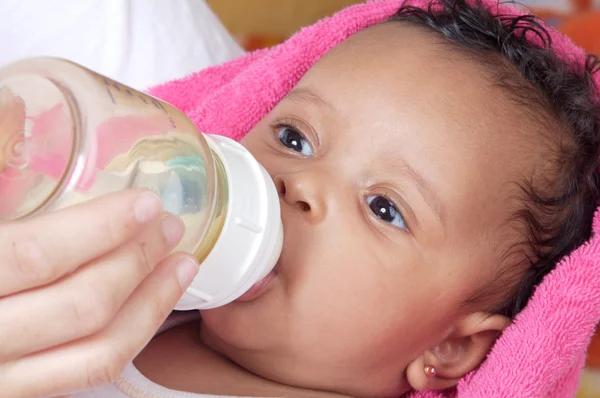 Baby drinken van een fles — Stockfoto