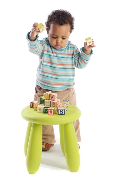 Dívka si hraje s malými kousky — Stock fotografie
