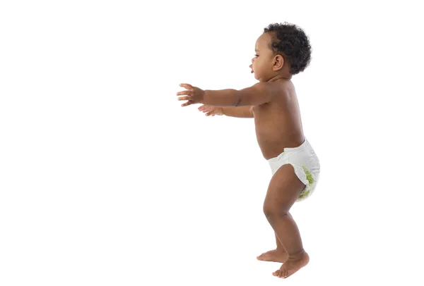 Bebê africano com fralda aprendendo a andar — Fotografia de Stock