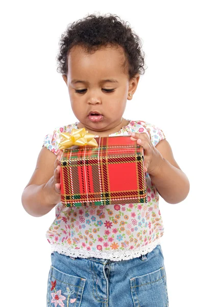 Bebé con una caja de regalo —  Fotos de Stock