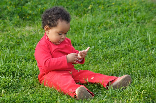 Bébé jouant sur l'herbe — Photo