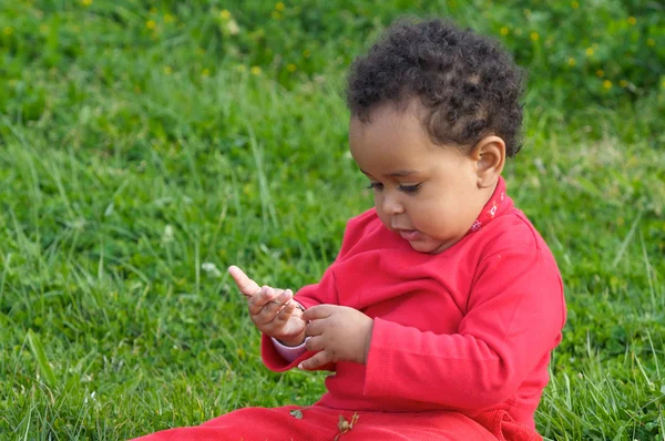 Bambino che gioca sull'erba — Foto Stock