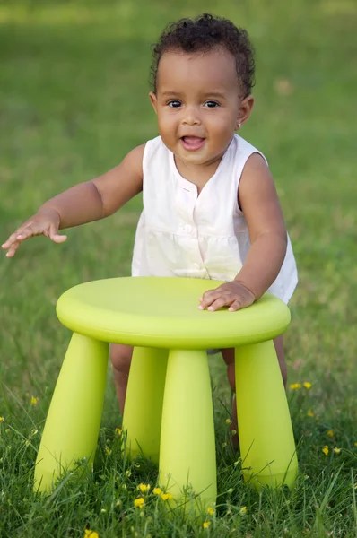 Kleinkind spielt mit Stuhl — Stockfoto