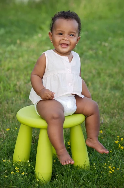 Kleinkind spielt mit Stuhl — Stockfoto