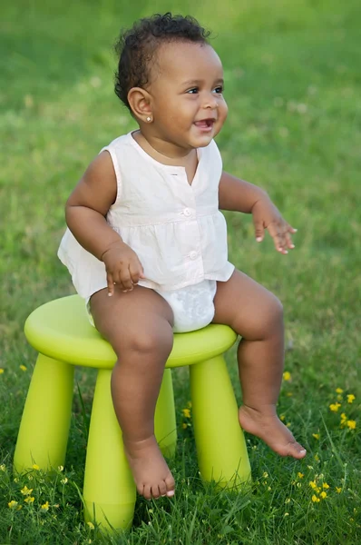 Niño jugando con silla — Foto de Stock