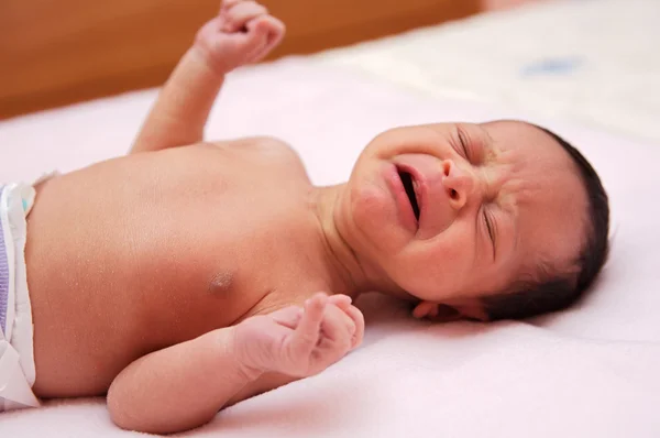 Adorável bebê recém-nascido chorando — Fotografia de Stock