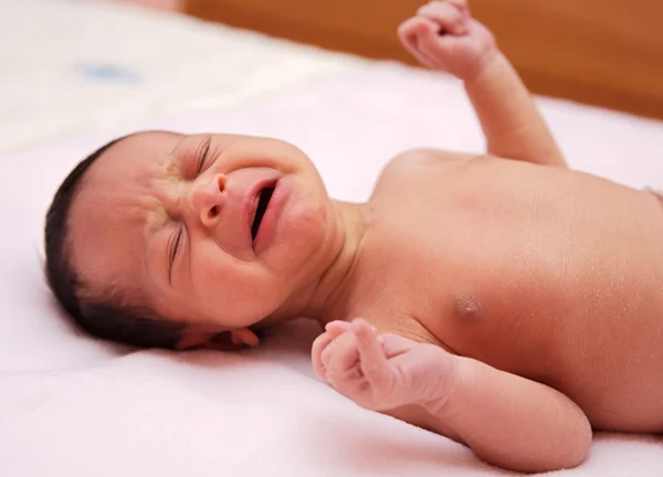Rozkošný nově narozené dítě pláče — Stock fotografie