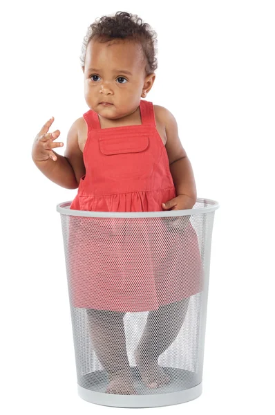 Vacker afrikansk baby inuti en papperskorg — Stockfoto