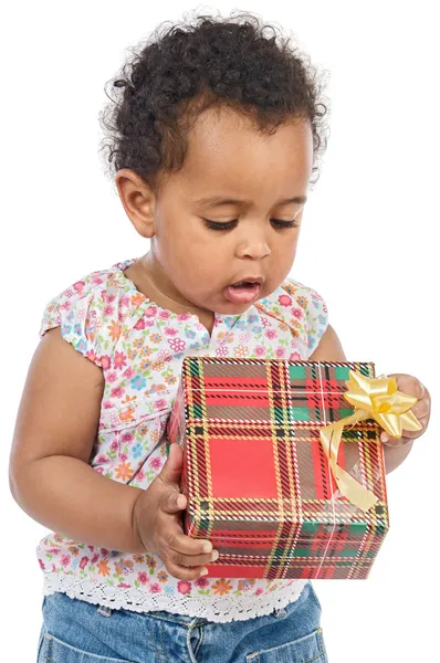 Baby mit einer Geschenkbox — Stockfoto