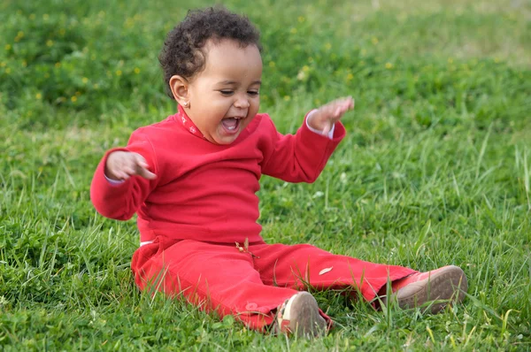 잔디에 재생 하는 아기 — 스톡 사진