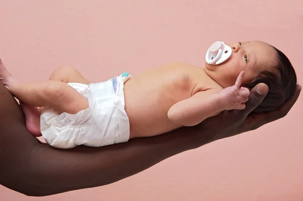 Pasgeboren baby op de arm — Stockfoto