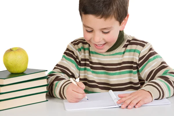Очаровательный ребенок пишет в школе — стоковое фото