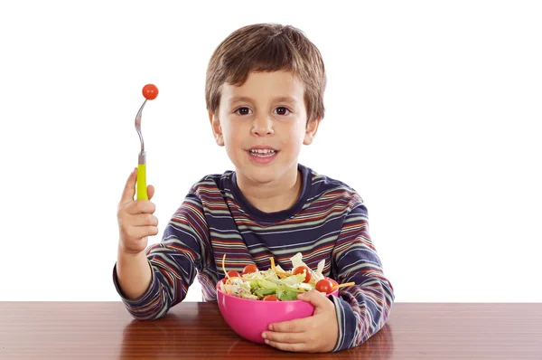 Niño comiendo ensalada — Foto de Stock