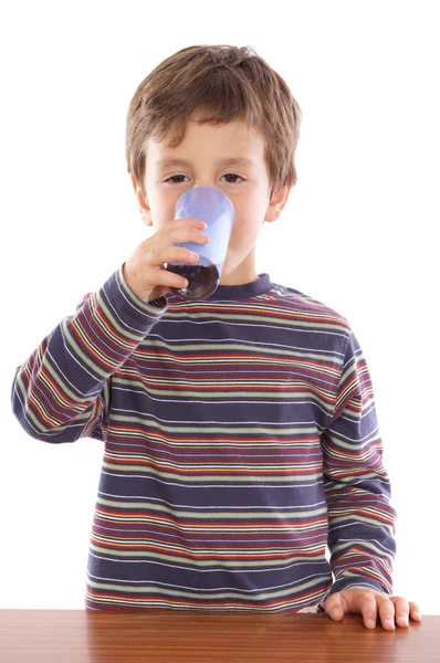 Niño bebiendo un refresco — Foto de Stock