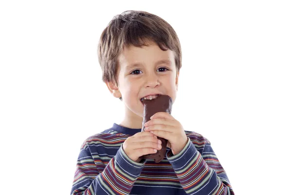 Niño comiendo un bollo — Foto de Stock