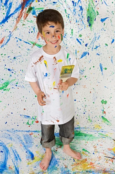Küçük çocuk boyama ile oynama — Stok fotoğraf