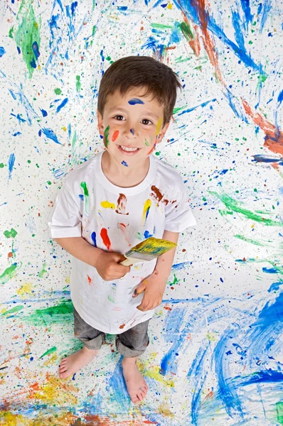 Jongen speelt met de schilderkunst — Stockfoto