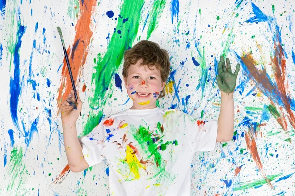 Niño jugando con la pintura — Foto de Stock