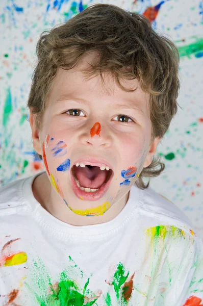 Chłopiec bawi się malarstwo — Zdjęcie stockowe
