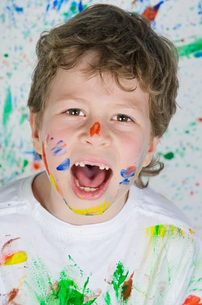 Garçon jouer avec la peinture — Photo