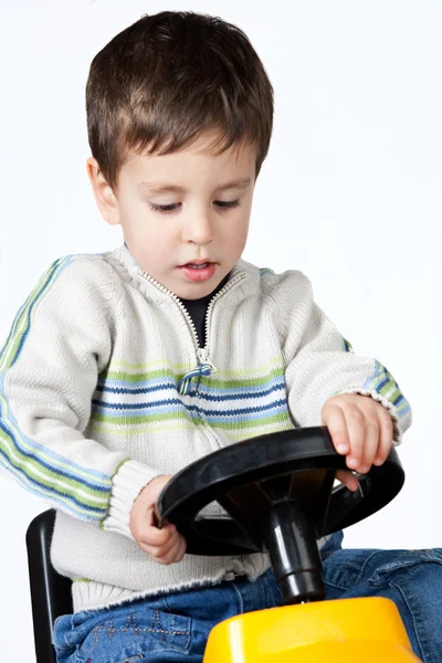 Хлопчик керує іграшковою машиною — стокове фото