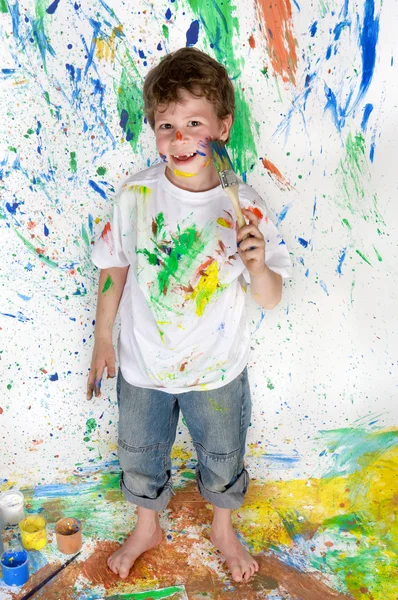 Junge spielt mit Malerei — Stockfoto