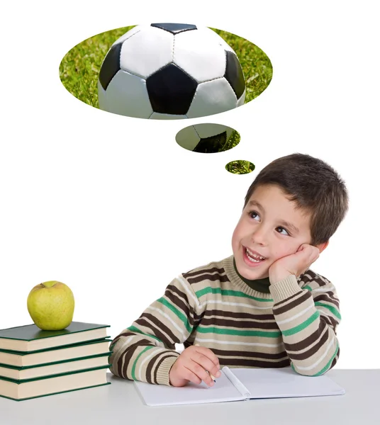 Zábavný chlapík ve třídě přemýšlet o hraní fotbalu — Stock fotografie