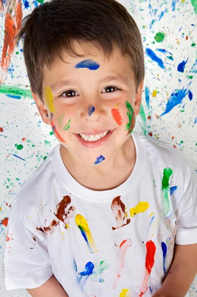 Junge spielt mit Malerei — Stockfoto