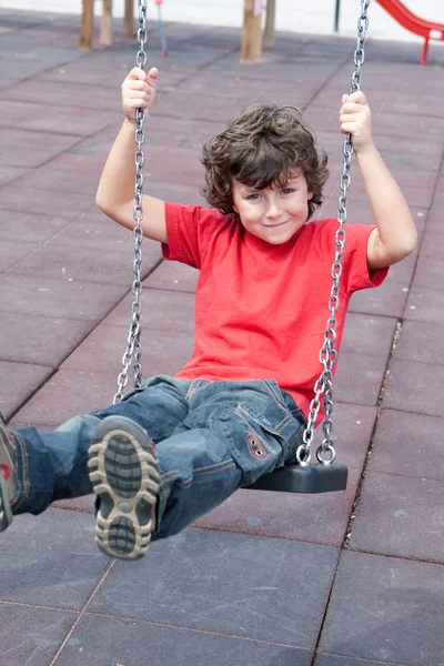Salıncak üzerinde mutlu bir çocuk — Stok fotoğraf