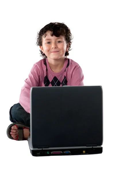Счастливый ребенок сидит с ноутбуком — стоковое фото