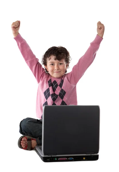 Feliz niño ganador sentado con un ordenador portátil — Foto de Stock